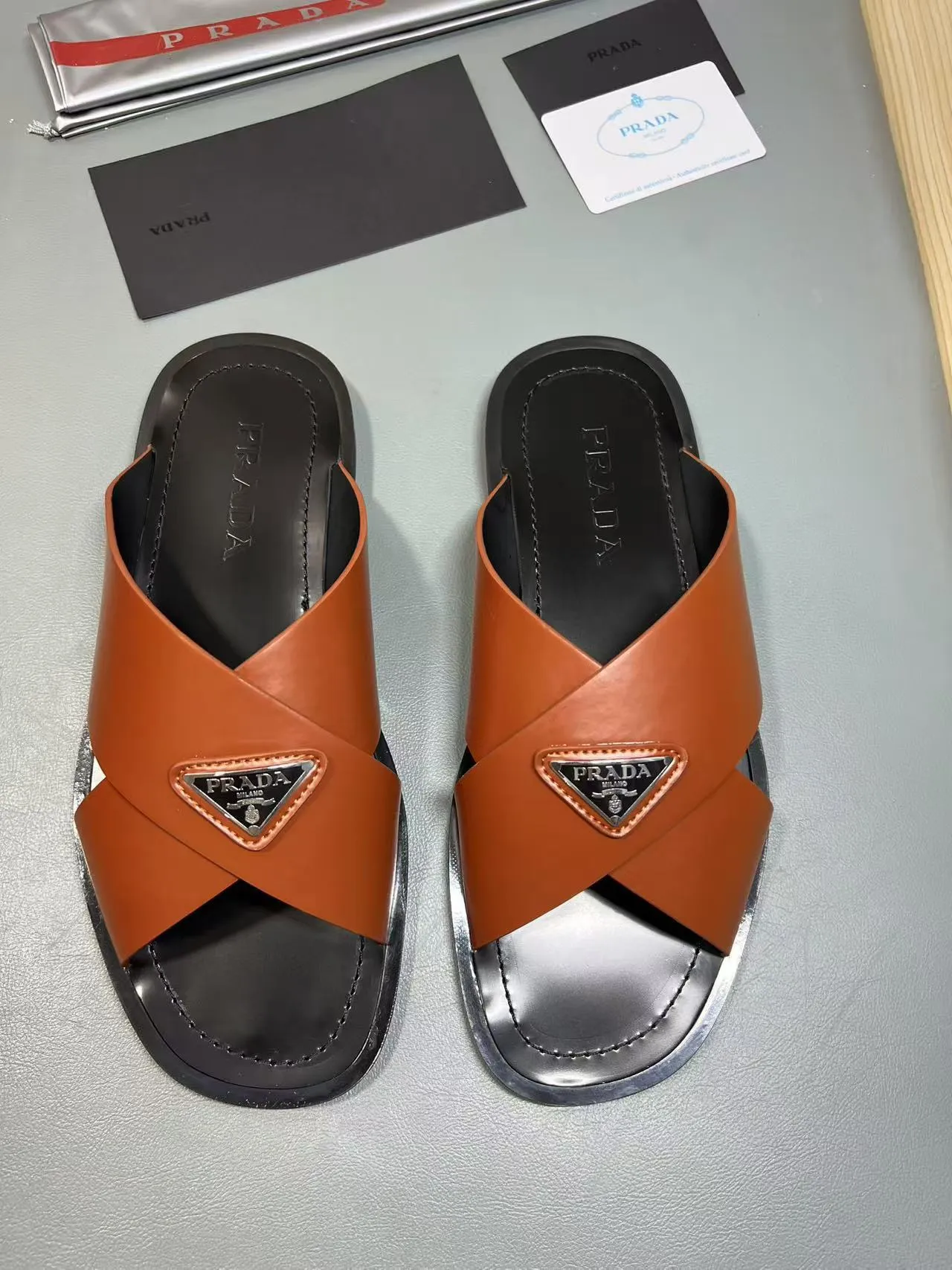 340💰PRADA Prada’s latest slippers are synchronized with the official website. This slipper is made of the brand’s unique and iconic Saffiano leather. The brand logo jumps out from the double straps, and the brand style is clearly visible. Cowhide gives men elegant charm and functional design, making it an ideal choice for vacation and leisure. Size:38-45